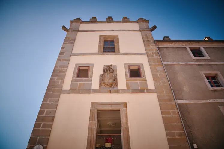 Torre de los Jove-Hevia y Capilla de San Lorenzo en Gijón, junto al paseo marítimo