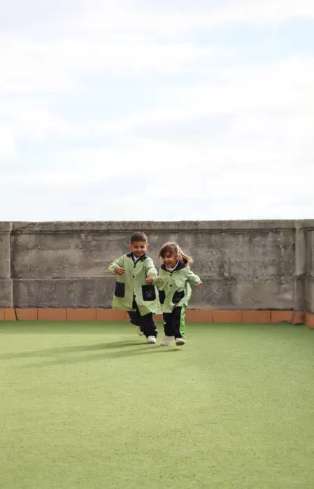 Niños en el patio de Colegio Niños en el patio de Colegio
